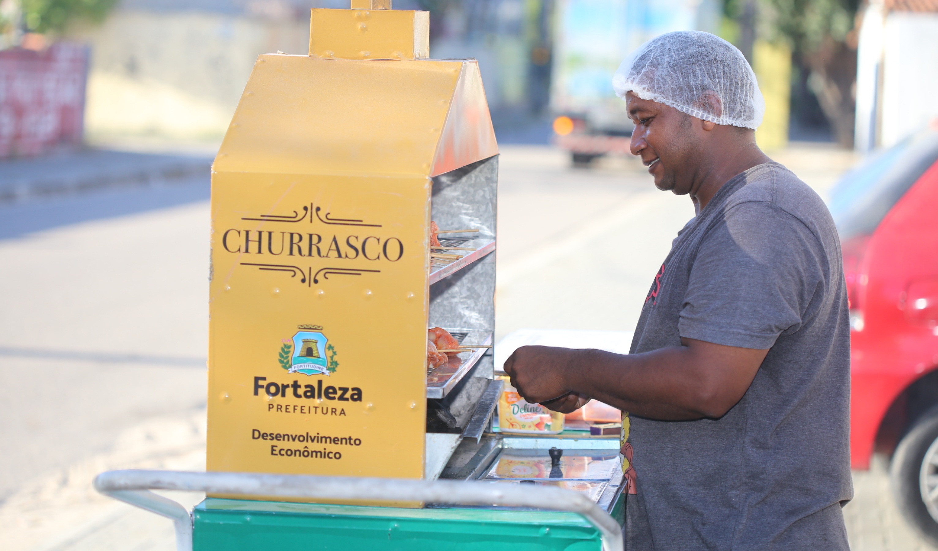 homem fazendo churrasco